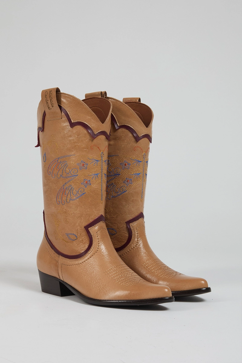 Botas camperas color arena bordadas