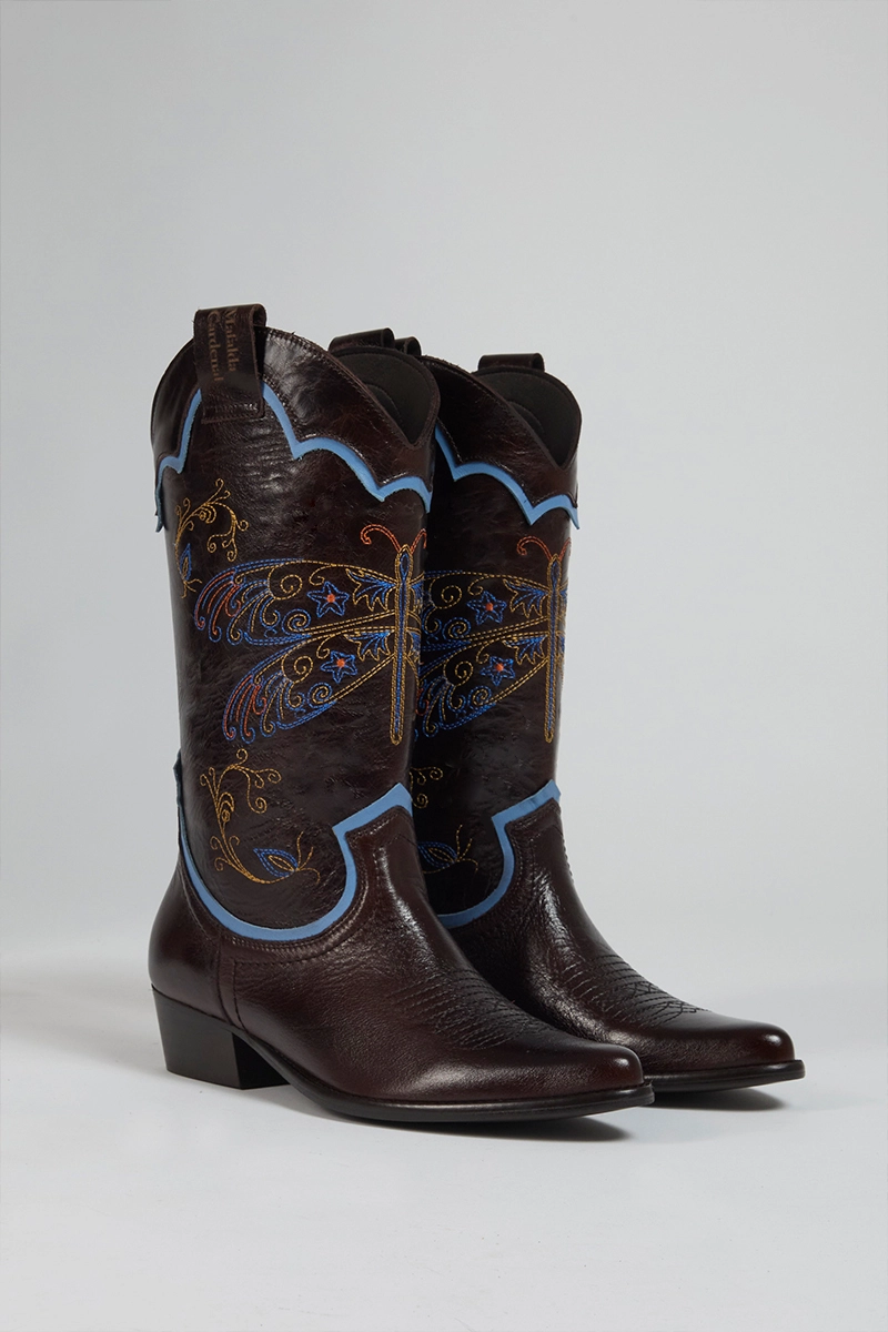 Botas camperas color chocolate bordadas