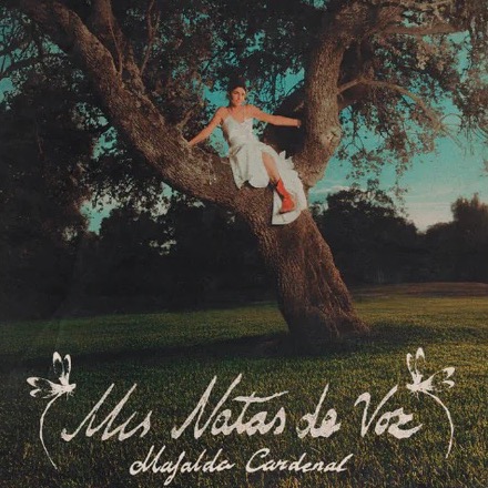Portada del disco Mis notas de voz: Mafalda subida a un árbol al atardecer
